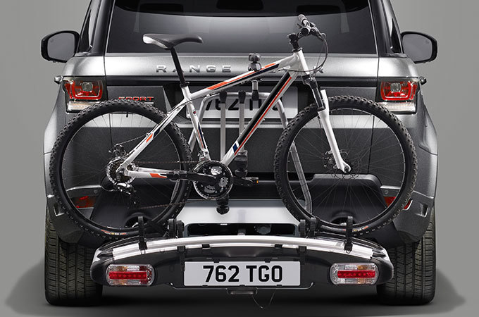 Range Rover Sport с велосипедом, установленным на устройство для буксировки
