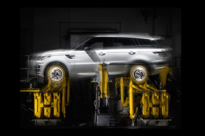 Пневмоподвеска всех колес и система адаптации к дорожным условиям Terrain Response<sup>®</sup> Range Rover Sport